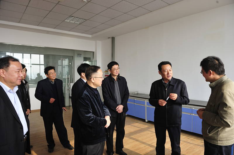 虞爱华在孵化中心调研时要求 要真服务多服务大服务